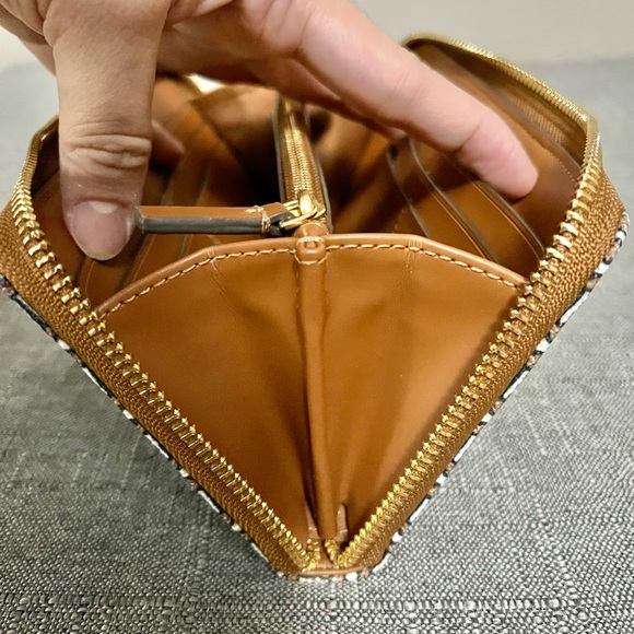 ❌SOLD❌ TORY BURCH GEMINI LINK CANVAS ZIP CONTINENTAL WALLET - Picture 4 of 6